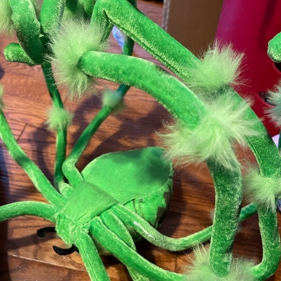 Large Green And Black Spider With Adjustable Legs For Halloween - Picture 9 of 13